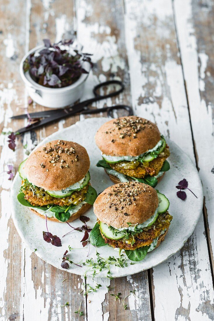 Burger mit Grünkern-Patty, Kräutermayo, Spinat, Gurke und Kresse