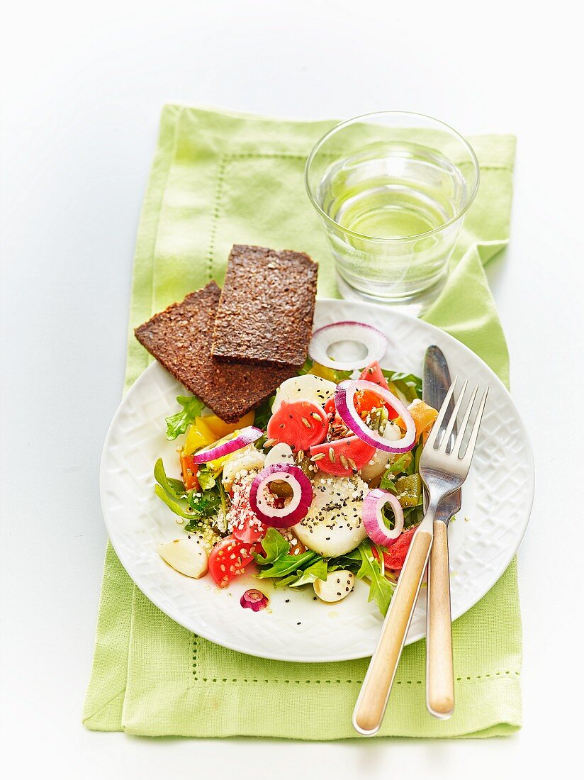 Salat mit lacto-fermentiertem Gemüse, Samen und Vollkornbrot