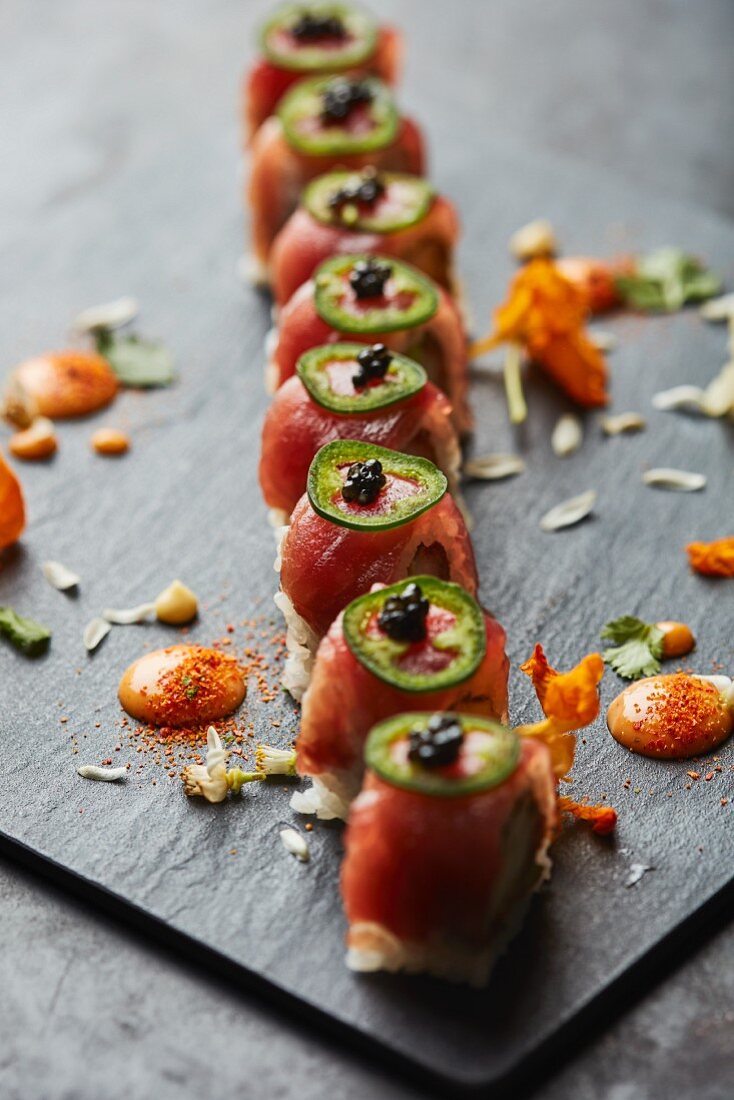 Sushi mit Thunfisch, Chilis und Kaviar