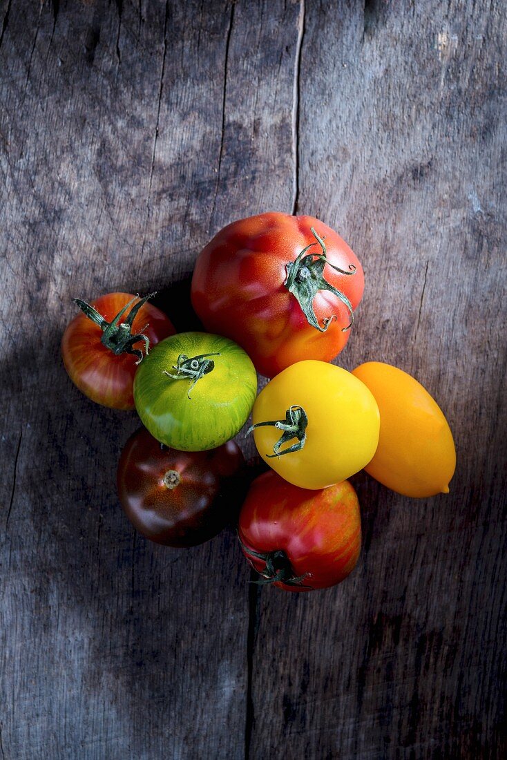 Bunte Heirloom Tomaten auf Holzuntergrund
