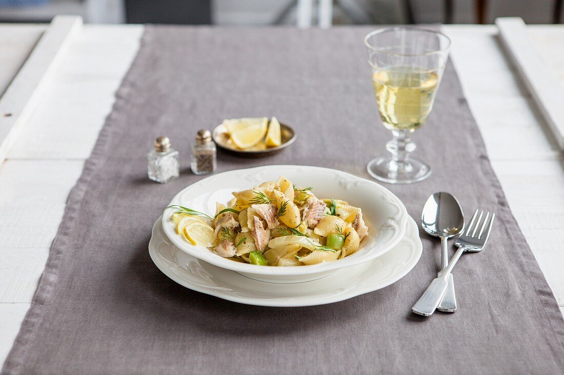 Muschelnudeln mit Estragon-Fenchel und Forelle in Anissauce