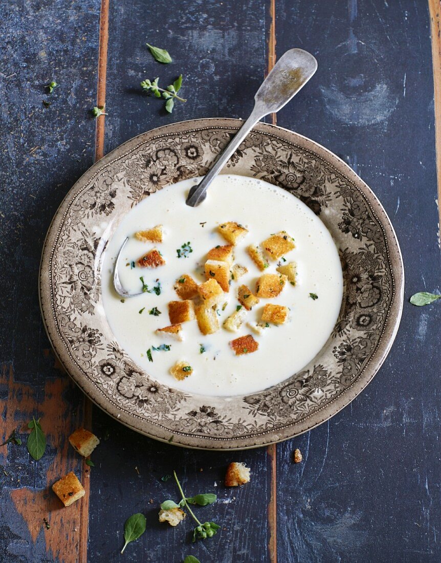 Käsesuppe mit Kräutercroutons