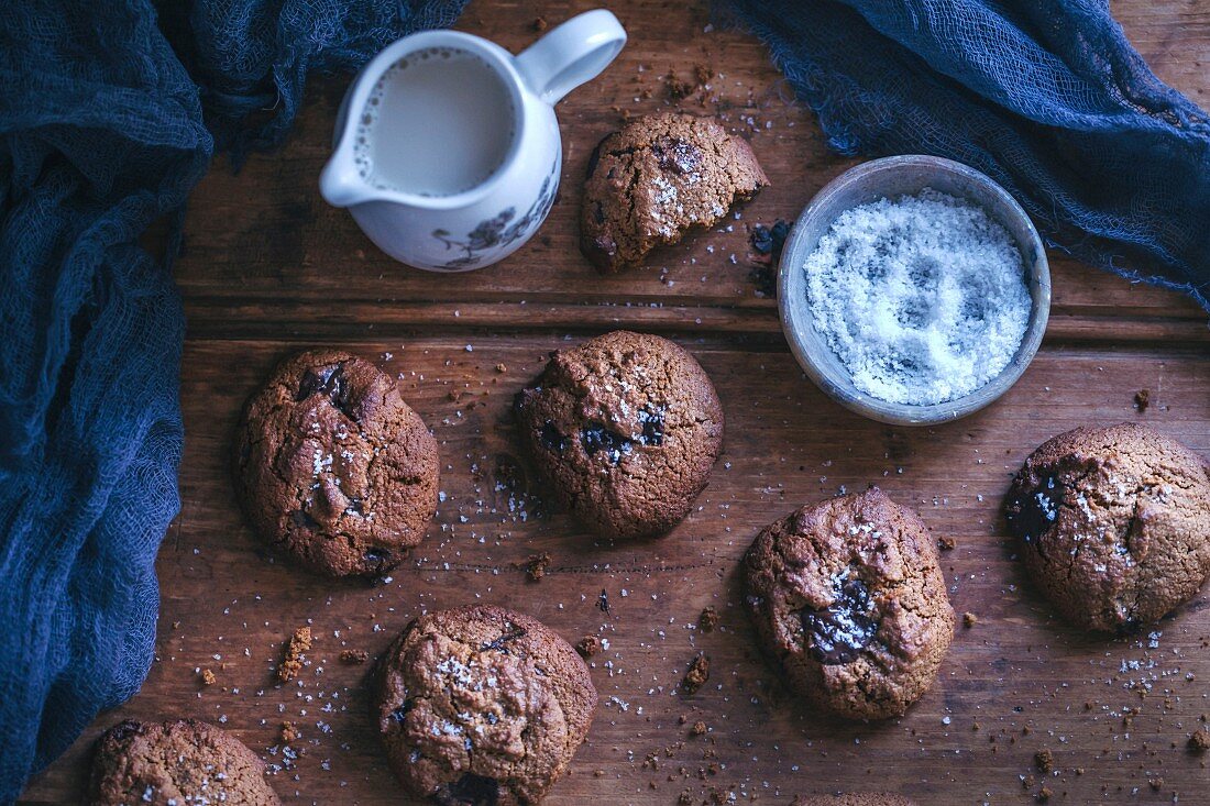 Chocolate Chip Cookies mit Kokosmehl auf rustikalem Holztisch