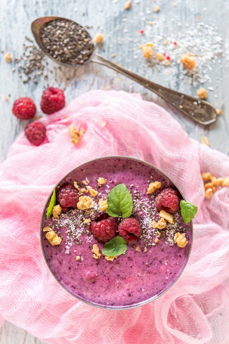 Smoothie-Bowl mit Himbeeren, Haferflocken und Chiasamen