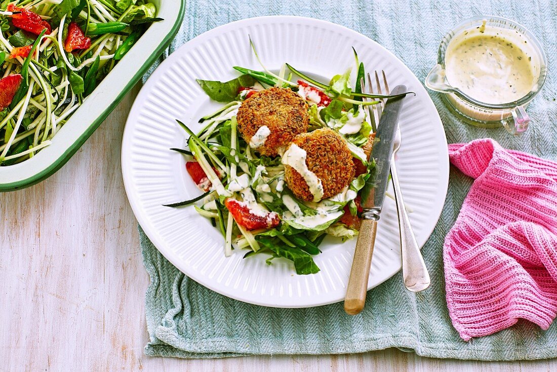 Knusprige Thunfischfrikadellen mit Estragondressing auf Zucchinisalat