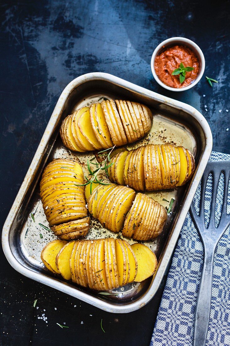 Hasselback potatoes with raw ketchup