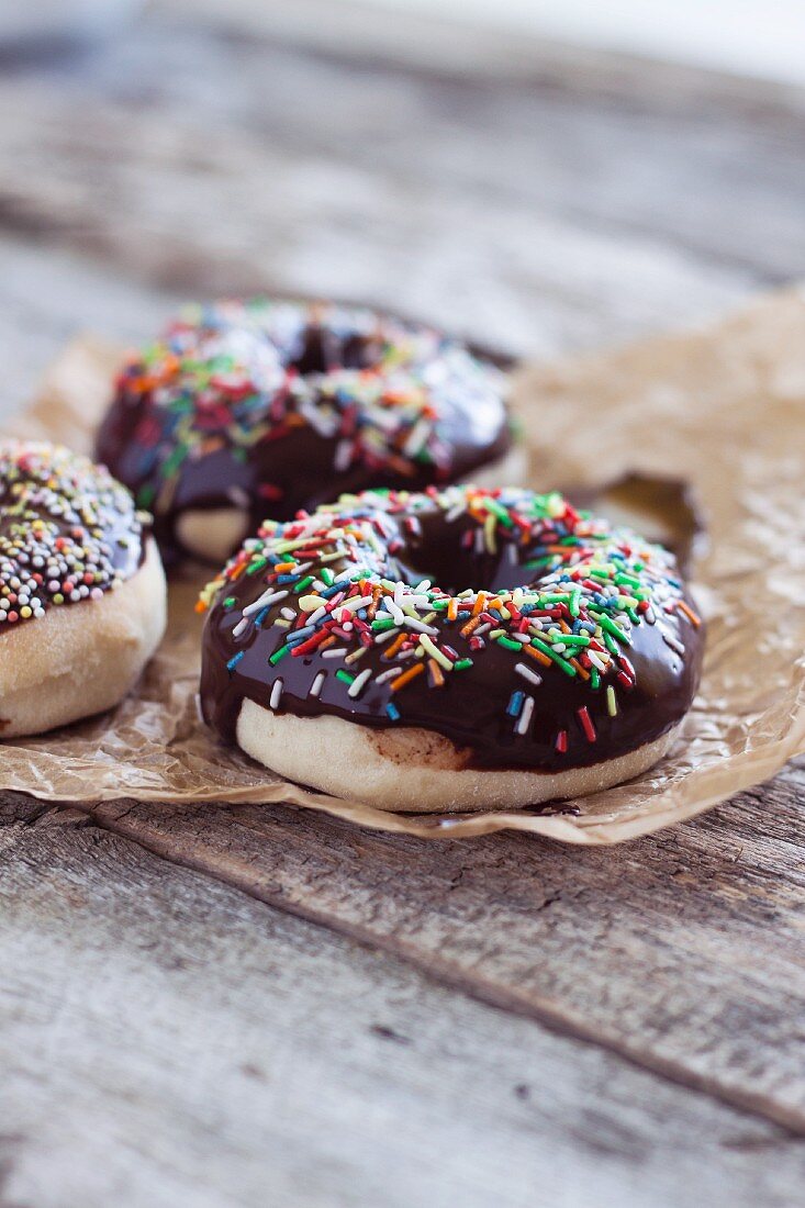 Donuts mit Schokoladenglasur und bunten Zuckerstreuseln