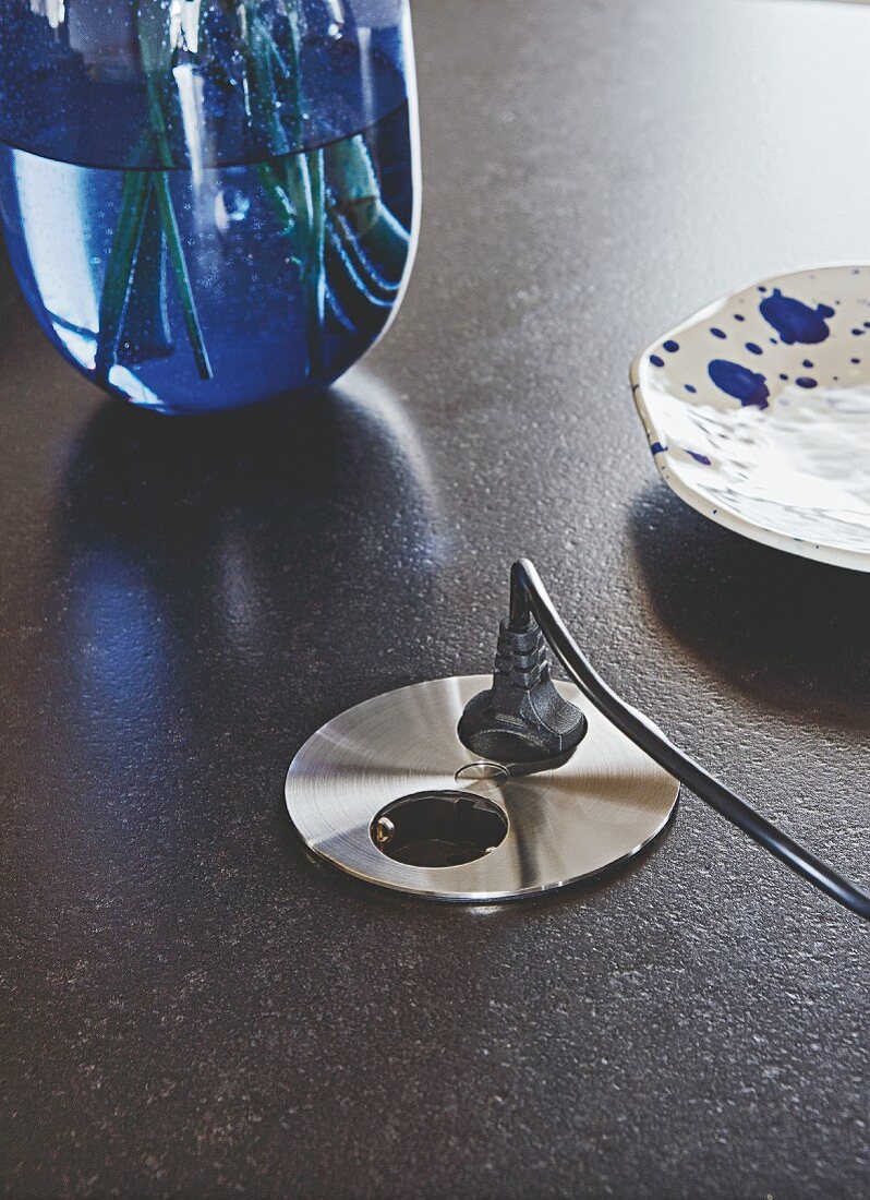 Küchenarbeitsplatte aus Granit mit eingelassenen Steckdosen