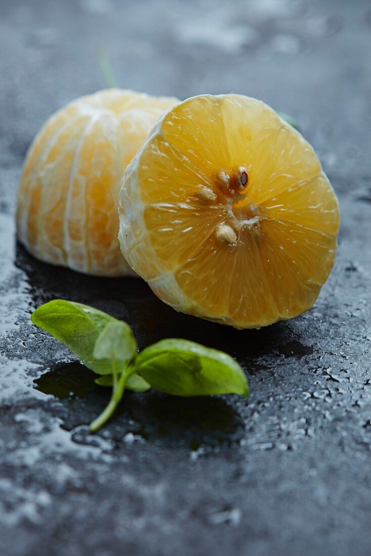 Geschälte Orange, halbiert