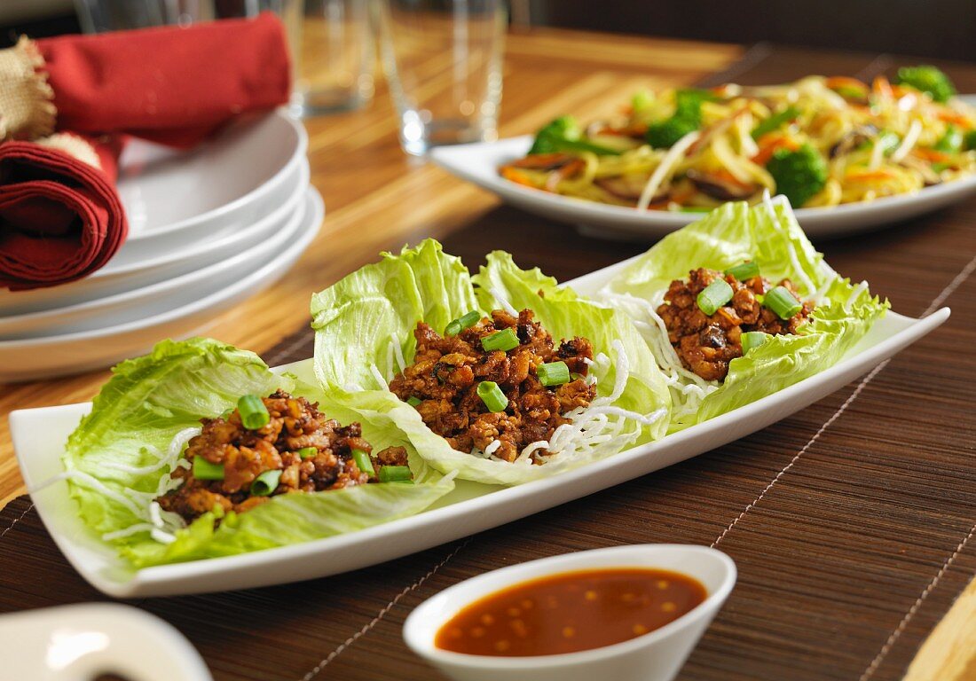 Asiatische Hähnchen-Salat-Wraps – Bilder kaufen – 12354419 StockFood