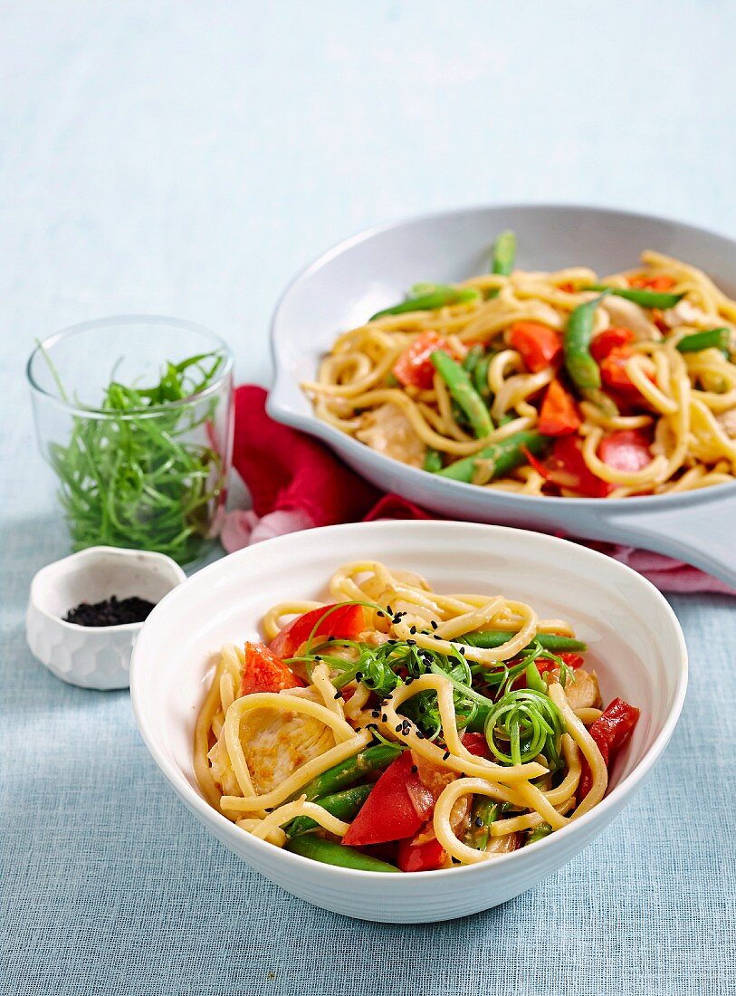 Hokkien-Nudeln mit Satay-Hähnchen und Bohnen (Asien)