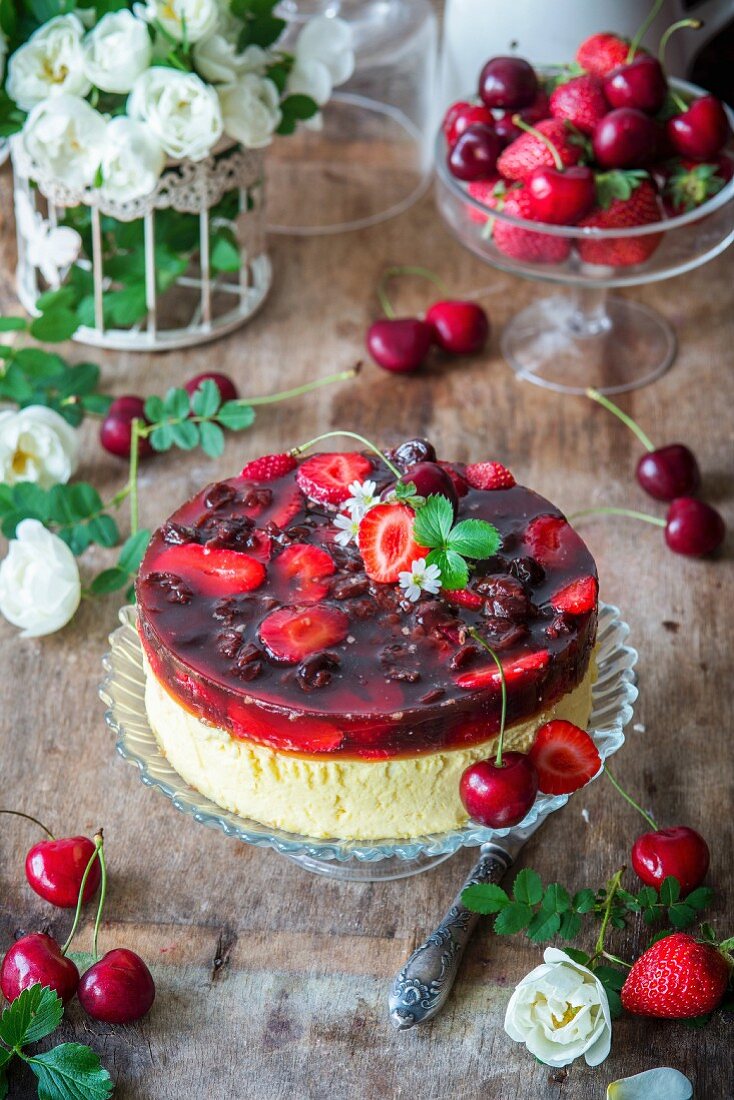 Sommerlicher Käsekuchen mit Beeren-Kirschgelee