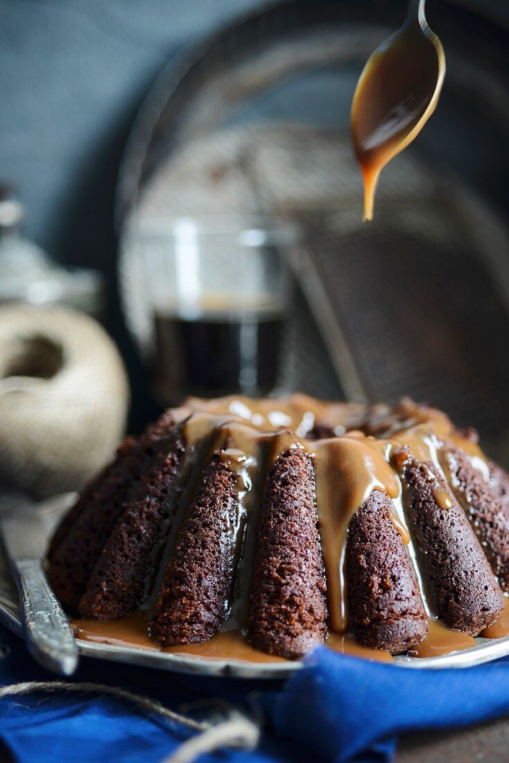 A wreath cake with black beer and caramel sauce