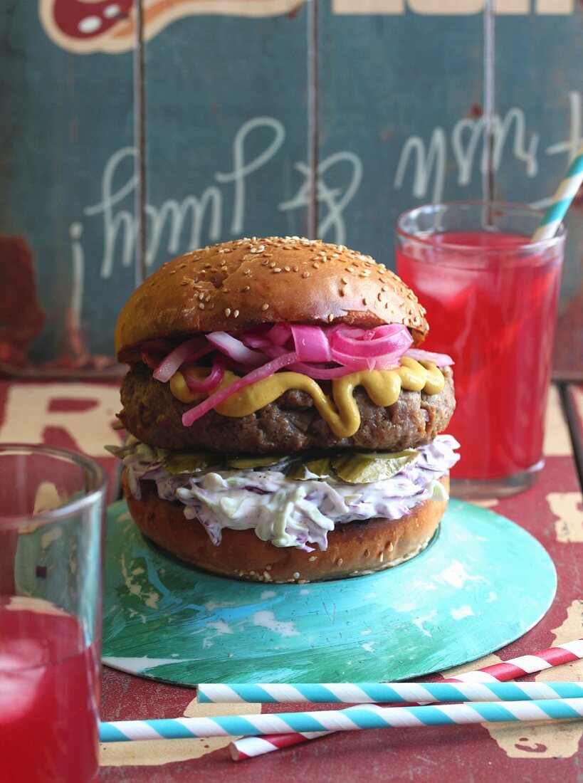 Burger mit Senf und roten Zwiebeln