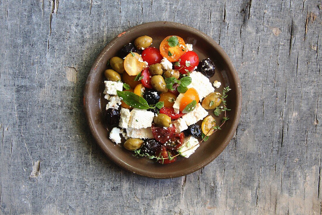 Griechischer Salat mit Oliven und Feta – Bild kaufen – 12354807 Image ...