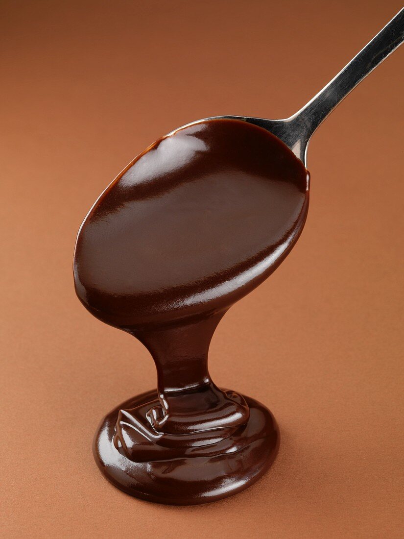 Schokoladensauce läuft vom Löffel