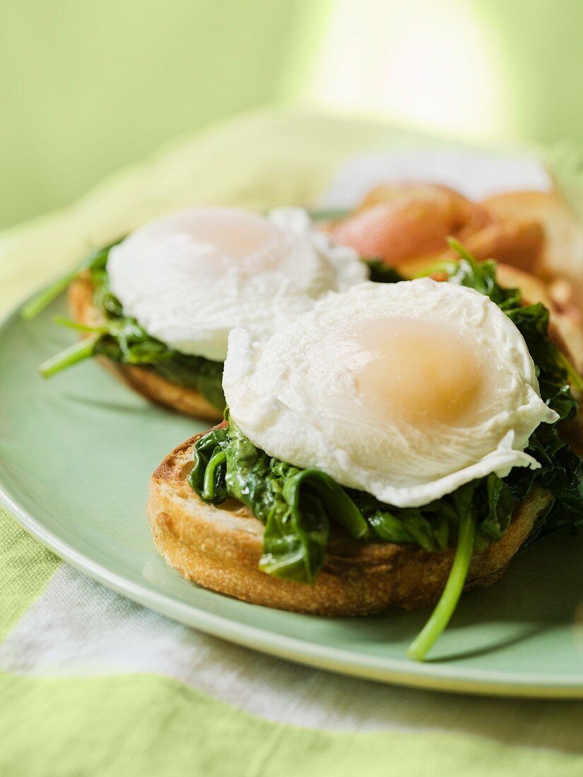 Eggs Benedict auf Röstbrot mit Blattspinat