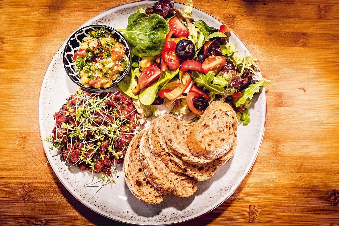 Tartare with salad and bread