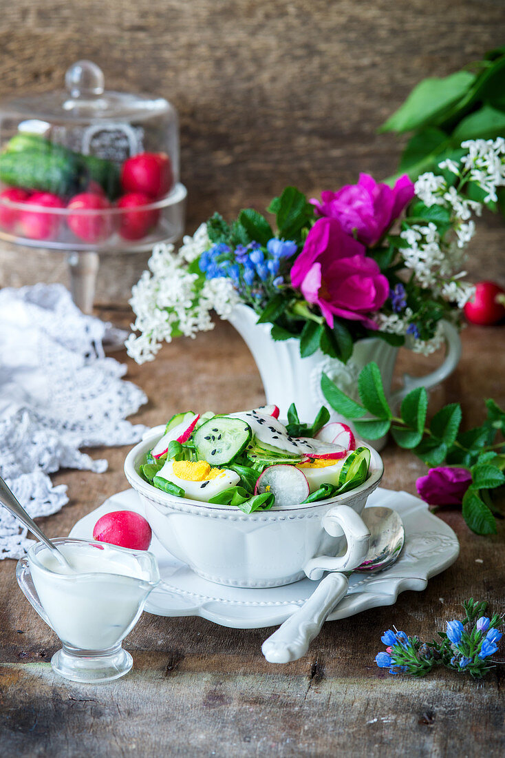 Gurken-Radieschen-Salat mit Ei