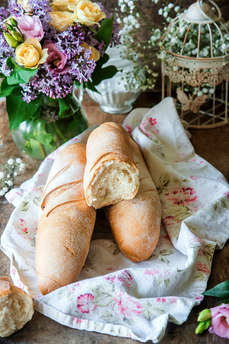 Frische Baguettes auf Geschirrtuch