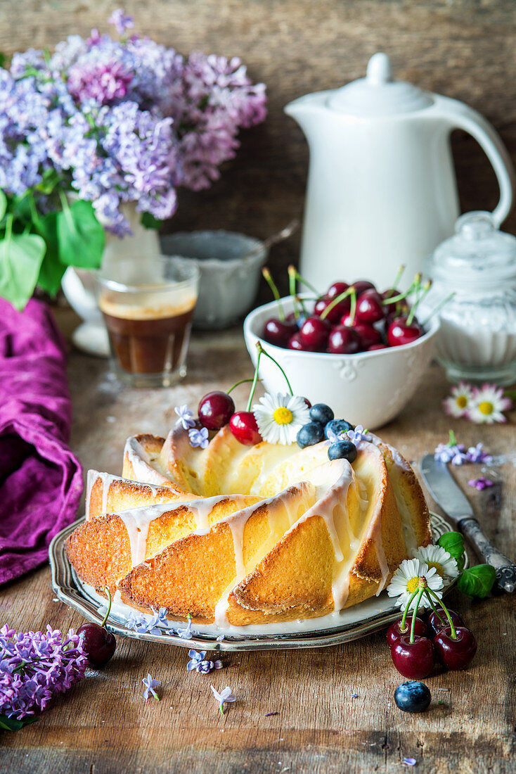 Vanilla cake with fruit and floral decorations