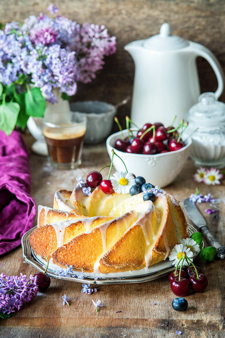 Vanillekuchen mit Früchten und Blütendeko