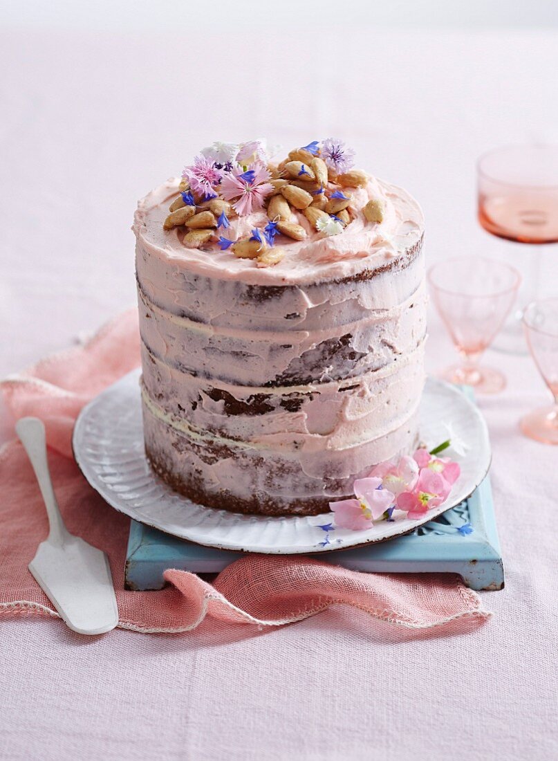 Geschichteter Karamell Mud Cake mit Buttercremefüllung zum Muttertag