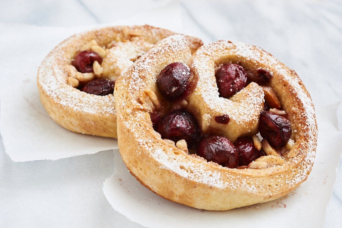 Hefeschnecken mit Kirschen und Mandeln