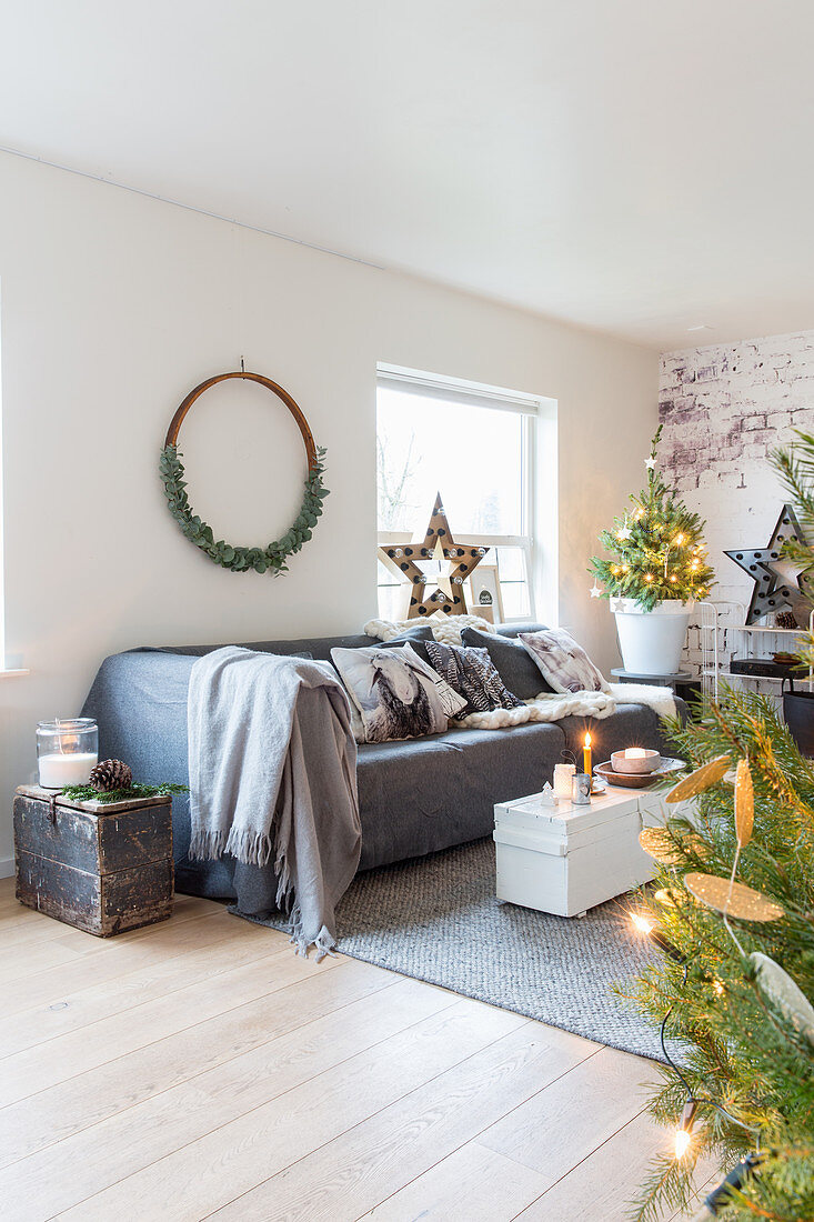 Weihnachtlich dekoriertes Wohnzimmer in Weiß und Grau