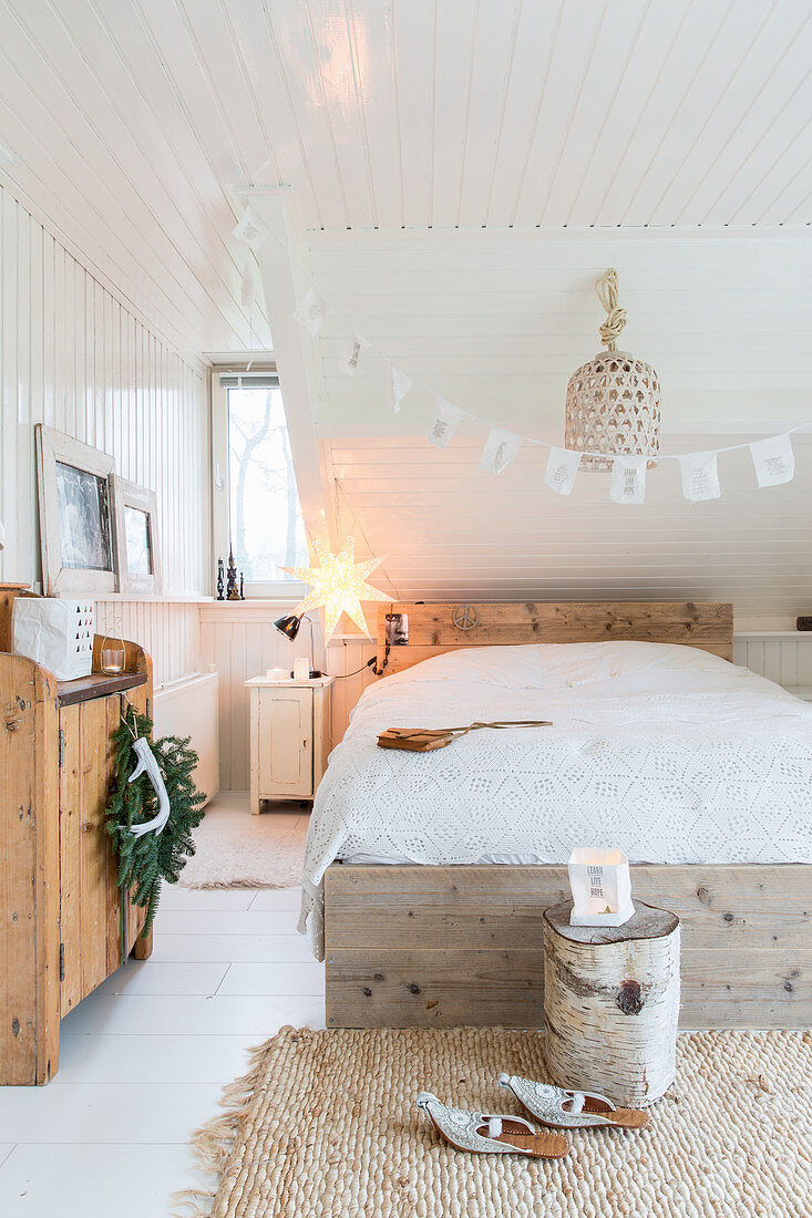 Gemütliches Schlafzimmer in Naturtönen mit Weihnachtsdeko