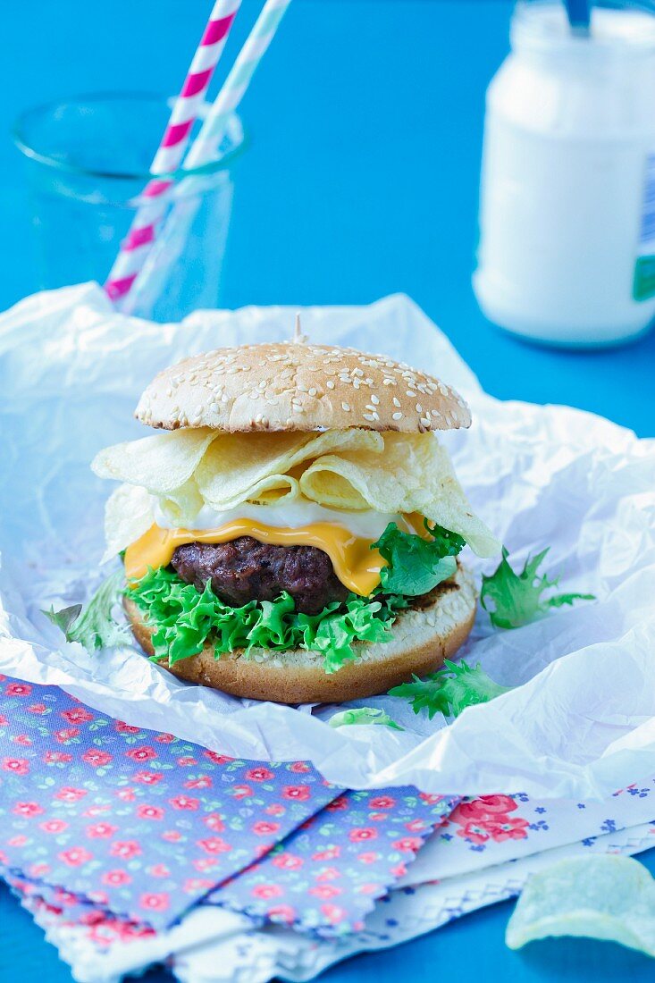 Hamburger mit Kartoffelchips