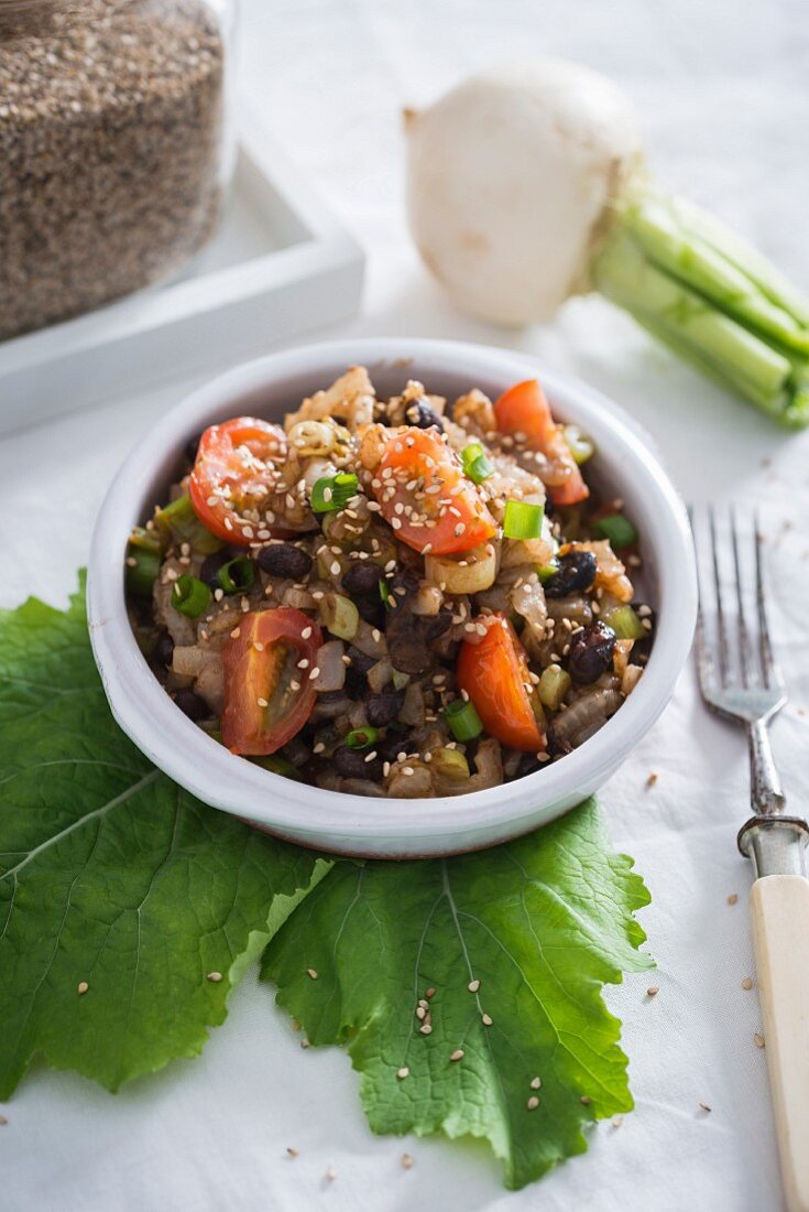 Veganer warmer Salat mit Mairübchen und schwarzen Bohnen
