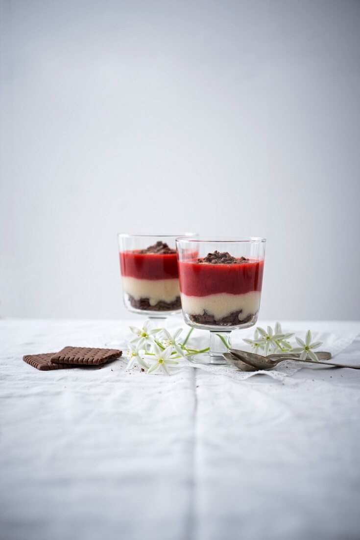 Veganes Dessert aus Schokoladenkeksen, Grießbrei und Erdbeermus