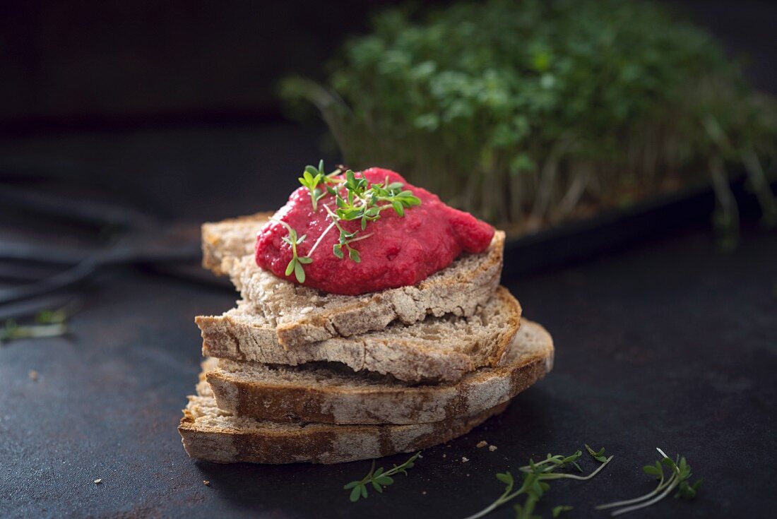 Brot mit veganem Rote-Bete-Aufstrich und frischer Kresse
