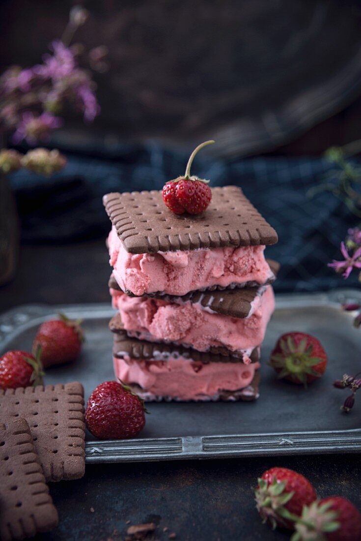 Strawberry ice cream sandwiches (vegan)