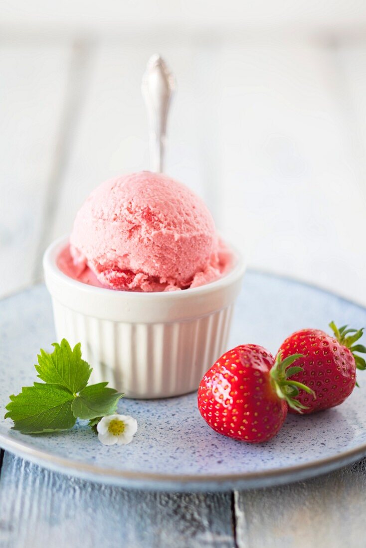 Strawberry ice cream and fresh strawberries