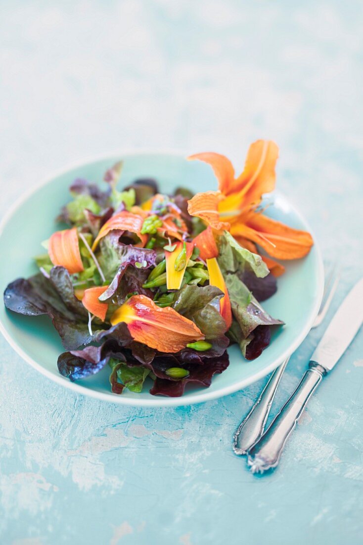 Lily salad with raspberry dressing