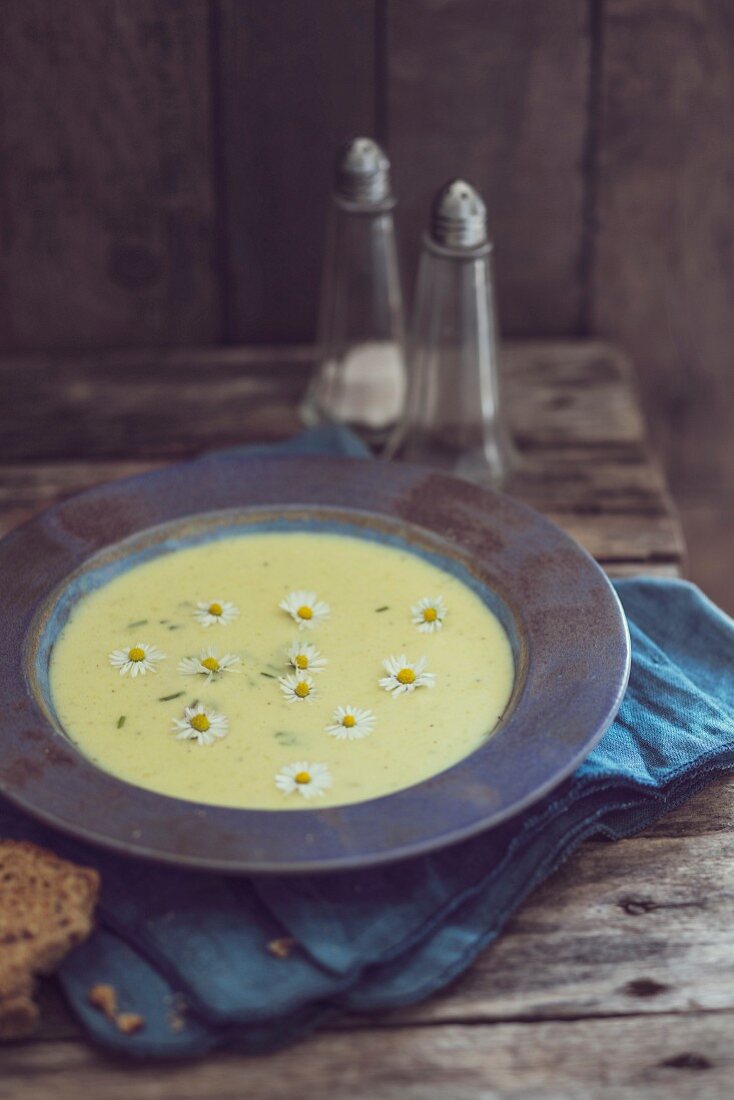 Crème soup with daisies