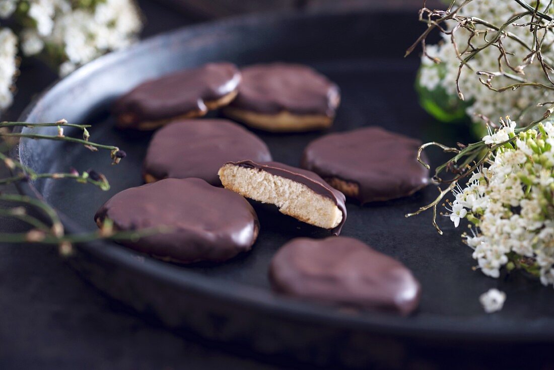 Biscuits with a thin layer of currant jelly, covered with dark chocolate (vegan)