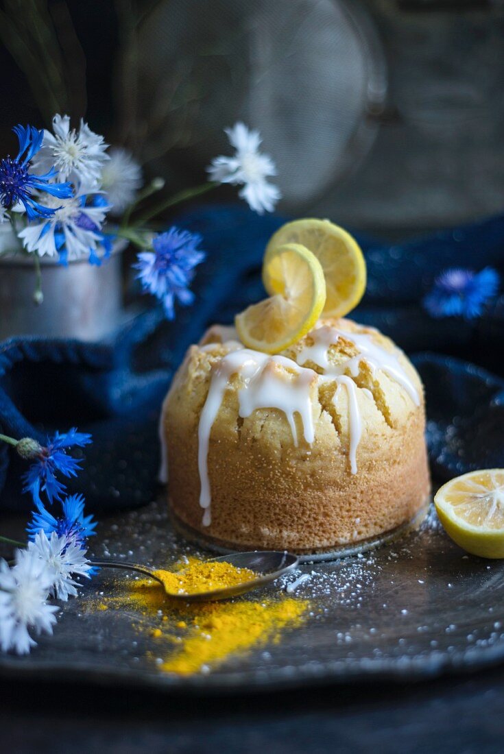 Veganer Zitronen-Kurkuma-Kuchen mit Zuckerglasur