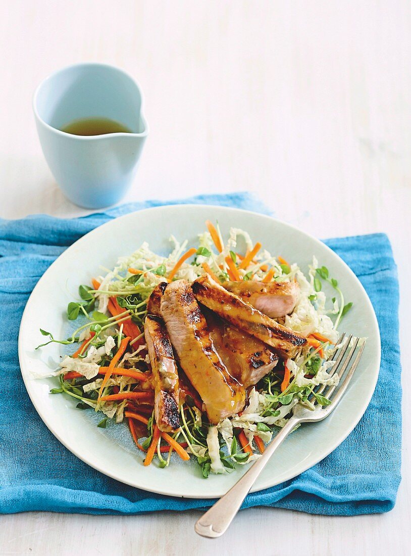 Schweinesteak mit Aprikosen-Miso-Marinade auf Chinakohlsalat (Asien)