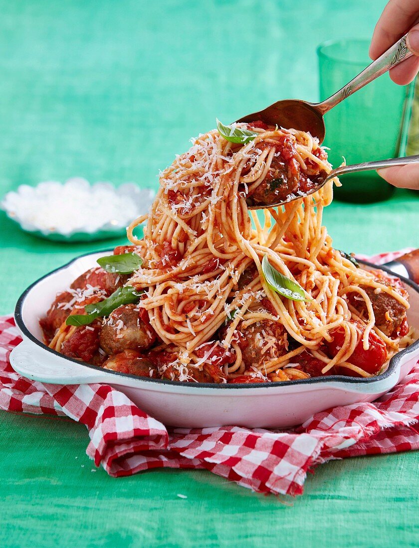 Fleischbällchen mit Käsefüllung und Spaghetti