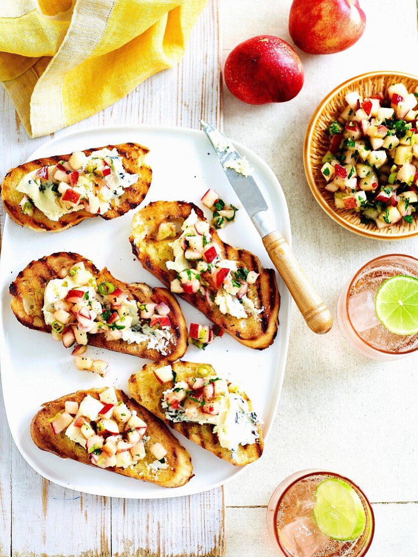 Bruschetta mit Blauschimmelkäse und Nektarinensalsa