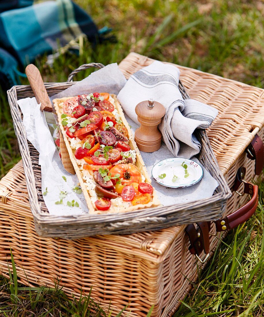 Tomatentarte auf Korbtablet