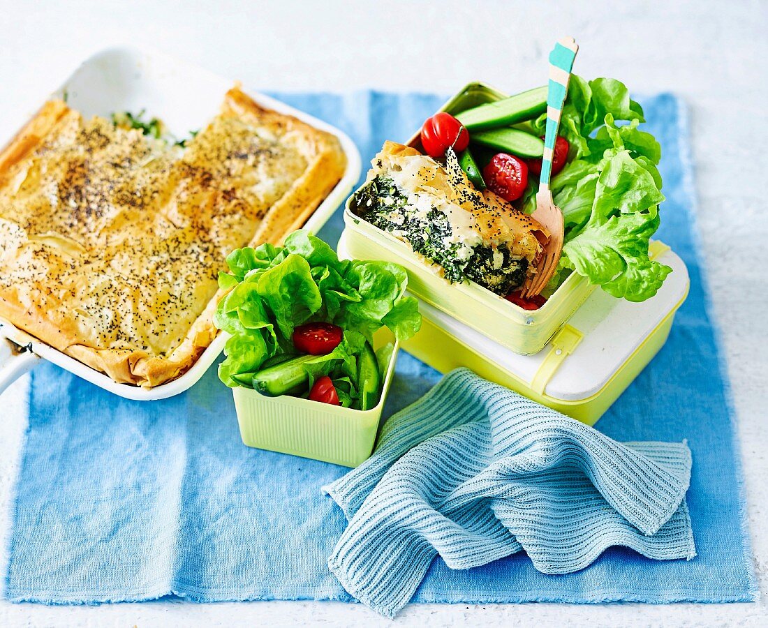 Lunchbox mit Ricotta-Spinat-Tarte und Kopfsalat