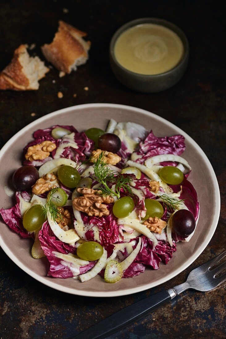 Radicchiosalat mit Fenchel, Trauben und Walnüssen