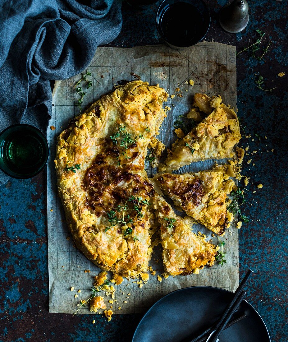 Zwiebel-Käse-Galette mit Apfel, angeschnitten