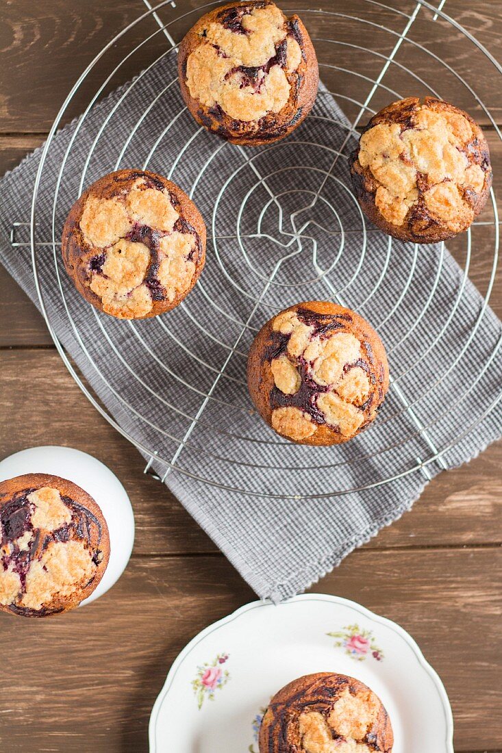 Marbled blueberry streusel muffins
