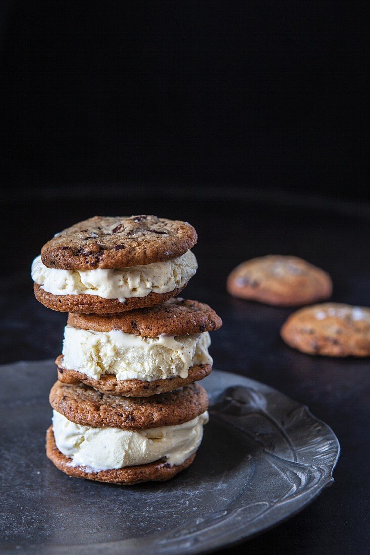 Schoko-Tahini-Cookies mit Vanilleeiscreme