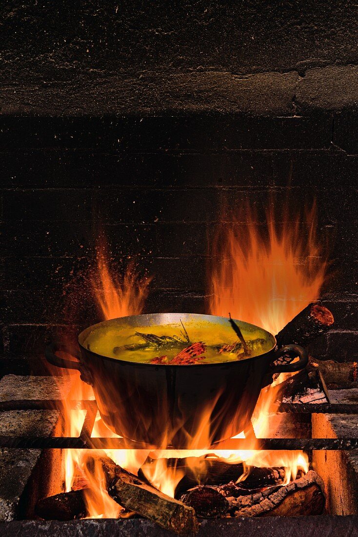 Bouillabaisse auf dem Feuer, Restaurant 'Chez Camille' in Ramatuelle, Var, Frankreich